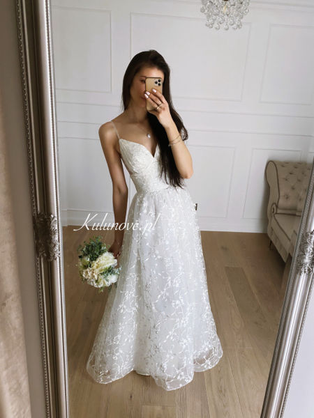 Matilde - cream-colored tulle wedding dress fully decorated with delicate lace