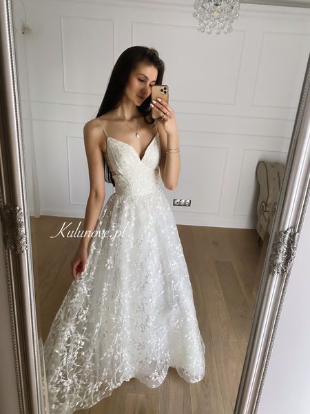 Matilde A390 - a cream-colored tulle wedding dress entirely adorned with delicate lace