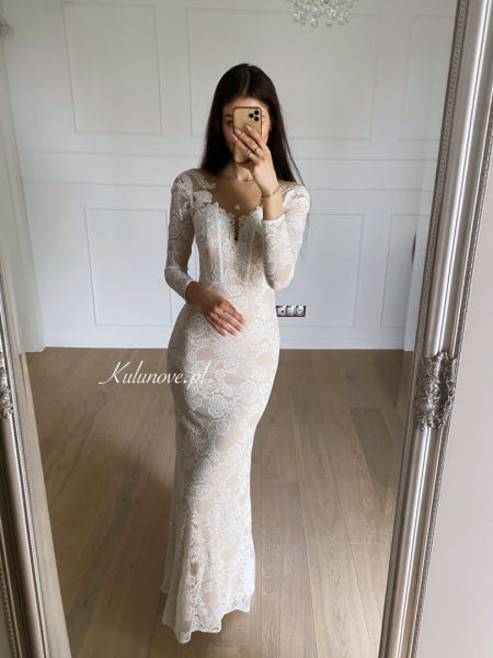 Gianna - fitted lace wedding dress in a fishtail shape with long sleeves