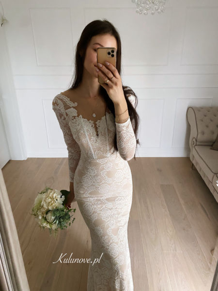 Gianna - fitted lace wedding dress in a fishtail shape with long sleeves