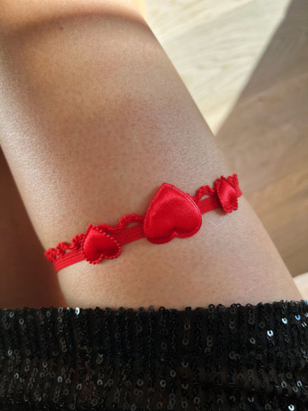 Stud garter with hearts in red #6