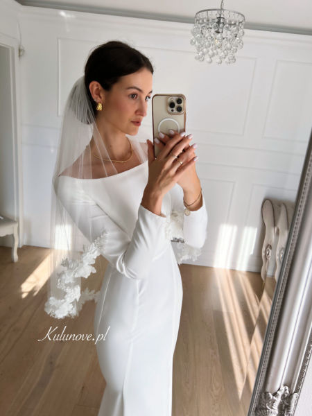 Short wedding veil with richly decorated bottom