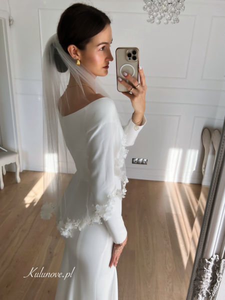 Short wedding veil with richly decorated bottom