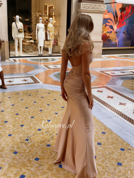 Milano - fitted gold dress with train