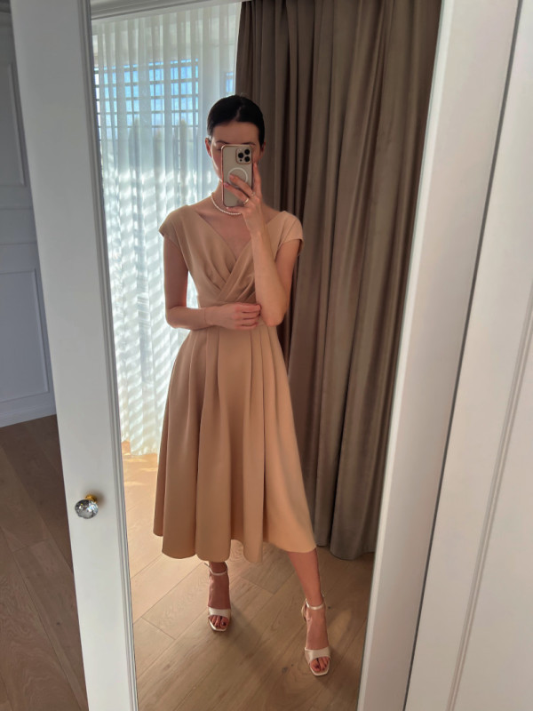 Jolie - beige mid-length dress that gently covers the shoulders