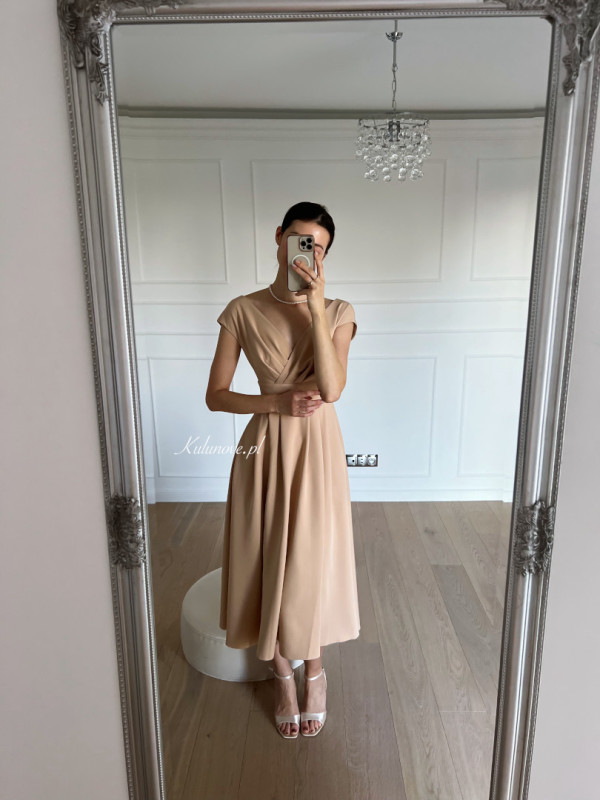 Jolie - beige mid-length dress that gently covers the shoulders