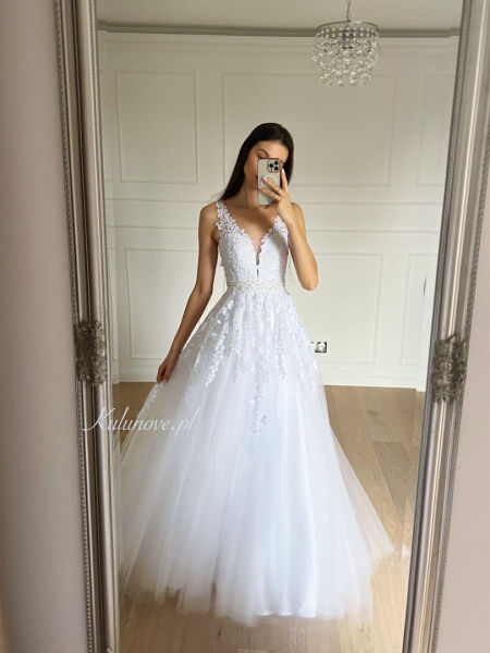 Luna - voluminous tulle premium princess wedding dress with lace top and decorative waist belt