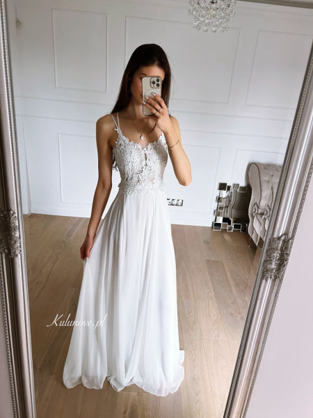 Clarissa - delicate A-line wedding dress with muslin bottom