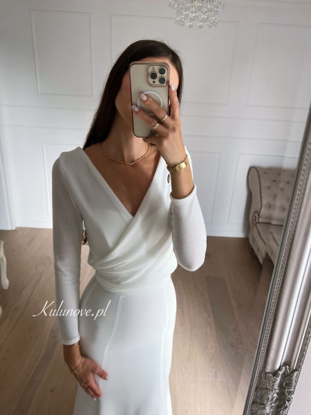 Sweater garment for wedding dress tied in several ways