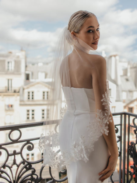 Short exclusive ecru wedding veil, delicately decorated with lace with leaves