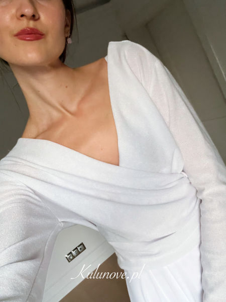 Snow white envelope buttoned wedding garment