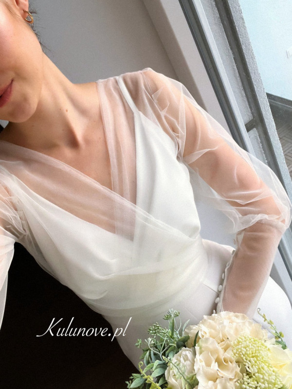 Tulle wedding bedspread with buttons tied in several ways