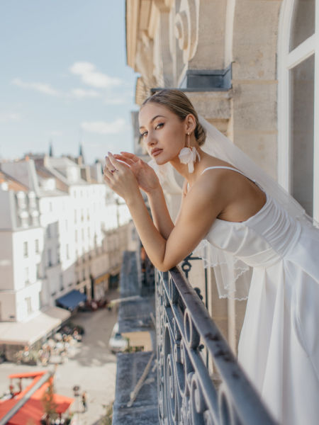 Short wedding veil with frill decorated with beads