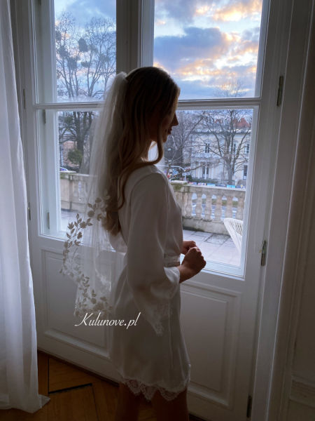 Short wedding veil with delicate lace with flowers