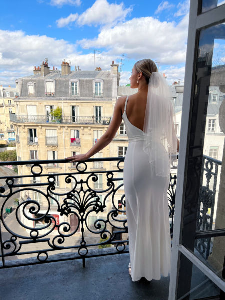 Short wedding veil with frill decorated with beads