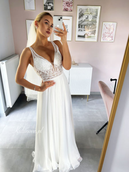 Klaris - lace wedding dress on thicker straps with muslin bottom