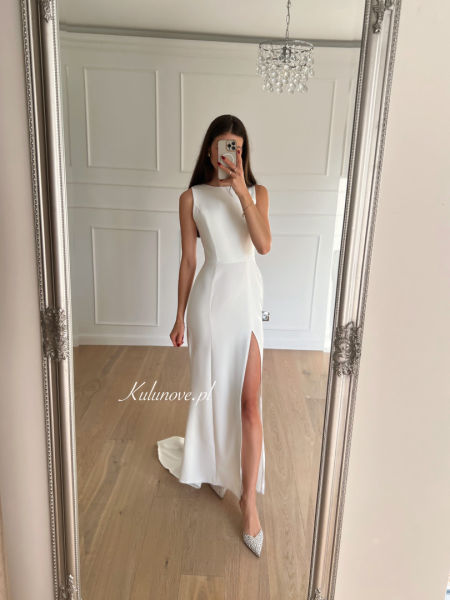 Prima - a simple wedding dress with a halter neckline and a detachable train