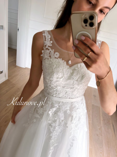 Anette - brocade lace wedding dress with tied corset