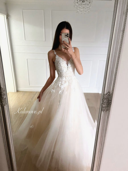 Rosalie - princess wedding dress with lace trim and vanilla lining