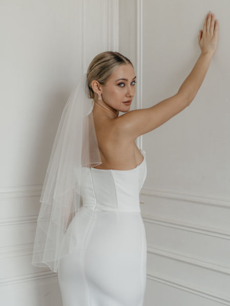 Short wedding veil, delicately decorated with beads