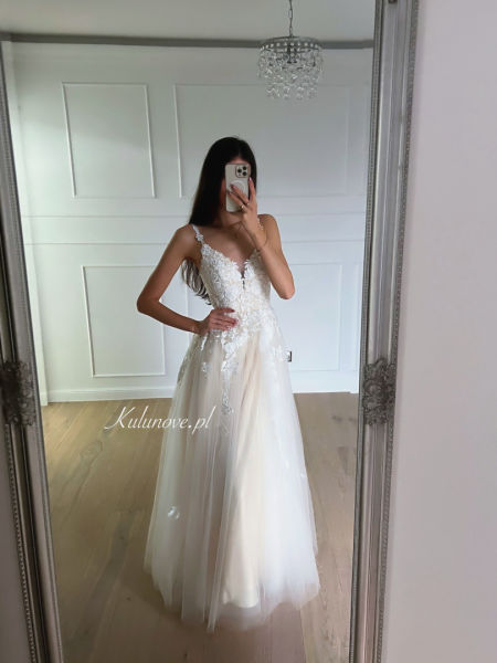 Rosalie - princess wedding dress with lace trim and vanilla lining
