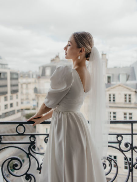 Smooth short wedding veil in cream, ecru color