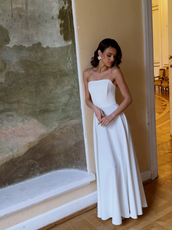 Hannah - ecru wedding dress with a classic bodice with a straight neckline and a flared bottom