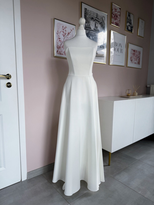 Hannah - ecru wedding dress with a classic bodice with a straight neckline and a flared bottom
