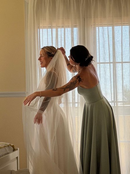 Elisabeth II - simple strapless wedding dress with envelope neckline