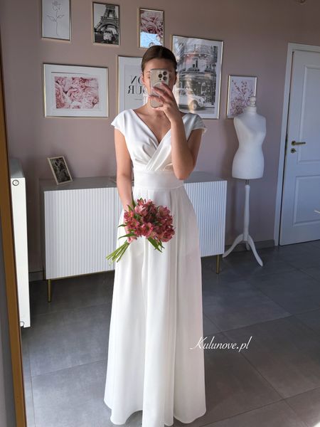 Jolie maxi - ecru colored wedding dress gently covering the shoulders and creases on the neckline