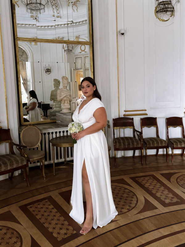 Jolie maxi - ecru colored wedding dress gently covering the shoulders and creases on the neckline