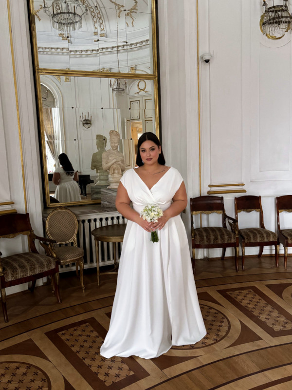 Jolie maxi - ecru colored wedding dress gently covering the shoulders and creases on the neckline