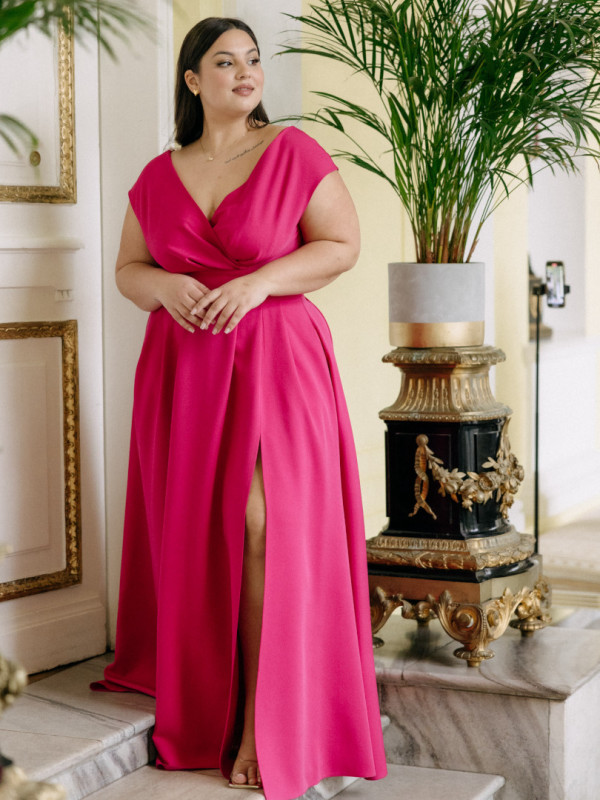 Jolie maxi - a maxi dress that subtly covers the shoulders with a ruffled V neckline