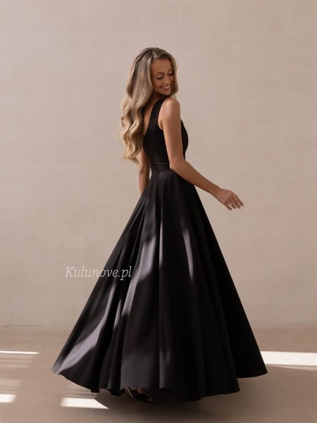 Karlie Premium - Black Ball Gown with a Square Neckline and Flared Hem