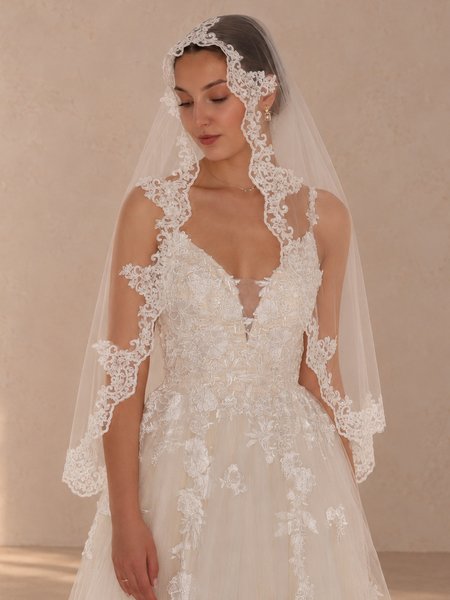 Romantic 90-cm wedding veil with floral lace in light ecru