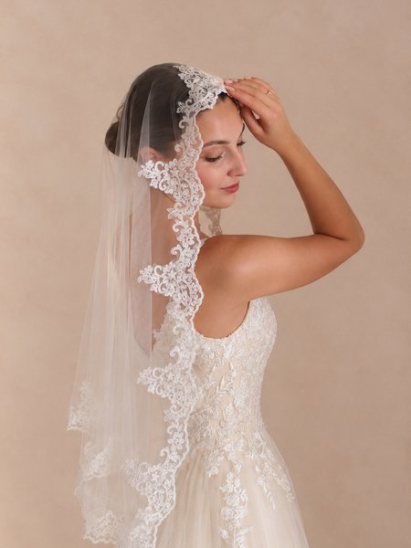 Romantic 90-cm wedding veil with floral lace in light ecru