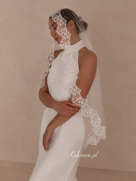 A short Spanish-style wedding veil with French lace in a light ecru color