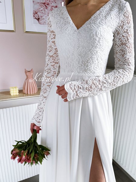 Meggy A397 - a wedding dress with a long-sleeved lace bodice and a flowing muslin skirt