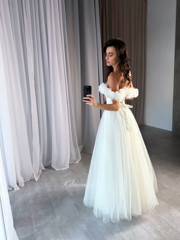 Moana - corset wedding dress with Spanish neckline with open shoulders