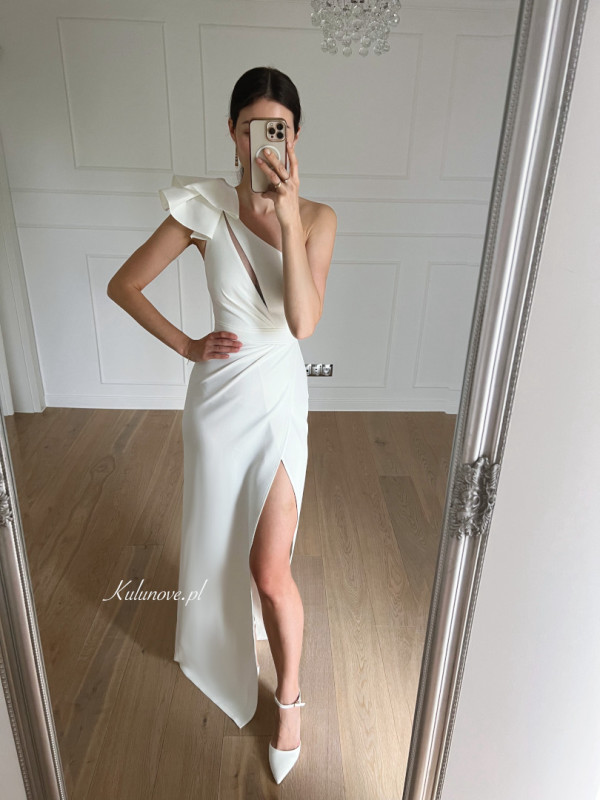 Samba - a long one-shoulder gown in ecru color with frill trim and decorative cut-out on the bodice