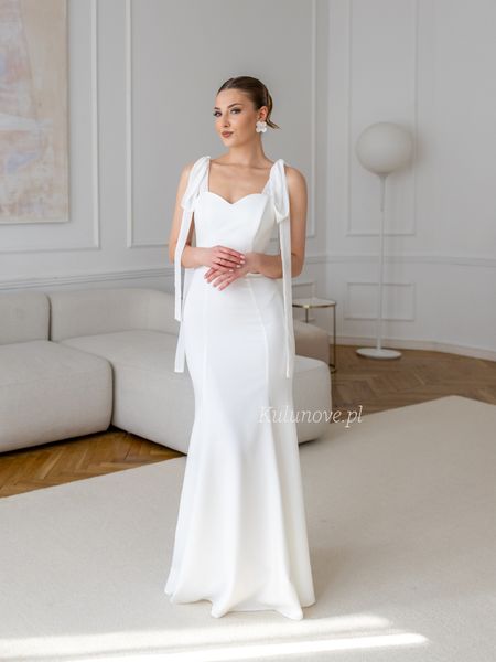 Scarlet fish - wedding fitted dress in ecru color with heart neckline complemented by delicate chiffon sashes