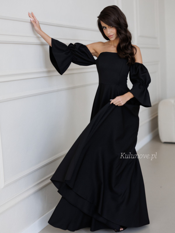 Seniorita - black long black Spanish dress with open shoulders