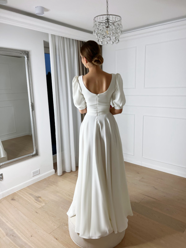 Snow White maxi - short-sleeved wedding dress with buffets sewn on a wide circle