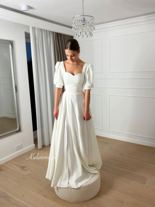 Snow White maxi - short-sleeved wedding dress with buffets sewn on a wide circle