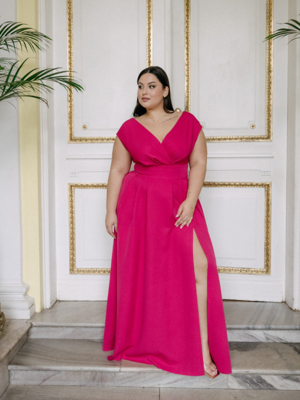 Jolie maxi - a maxi dress that subtly covers the shoulders with a ruffled V neckline