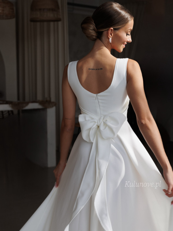 Josette - ecru dress with karo neckline with leg slit and bow