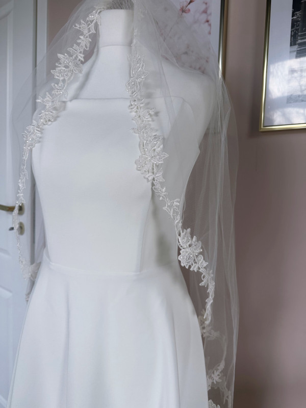 Short veil with flower lace trimmed from the crest