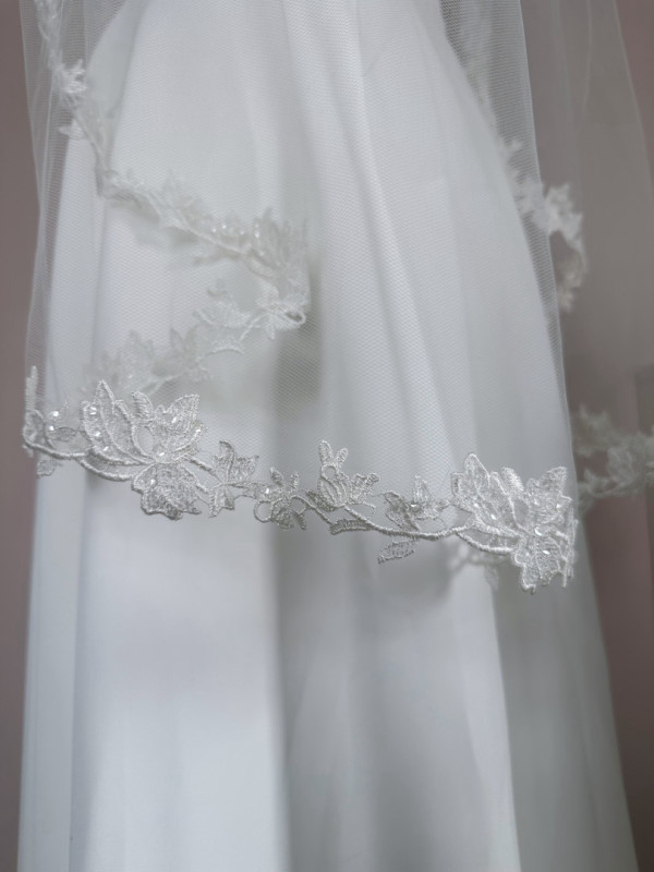 Short veil with flower lace trimmed from the crest