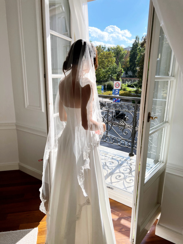 Long Spanish veil decorated with lace around the edges