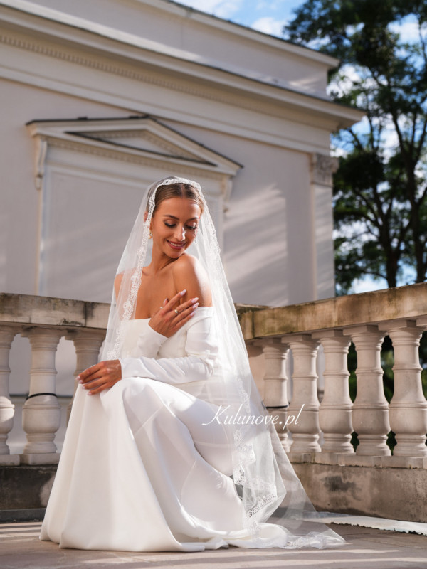 Spanish medium length veil with lace edges
